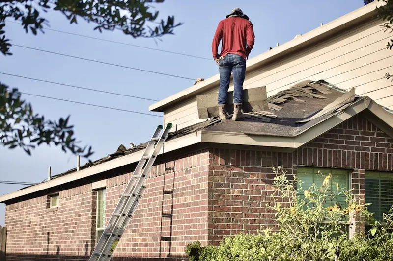 Professional roofer working on a residential roof in Yosemite Lakes